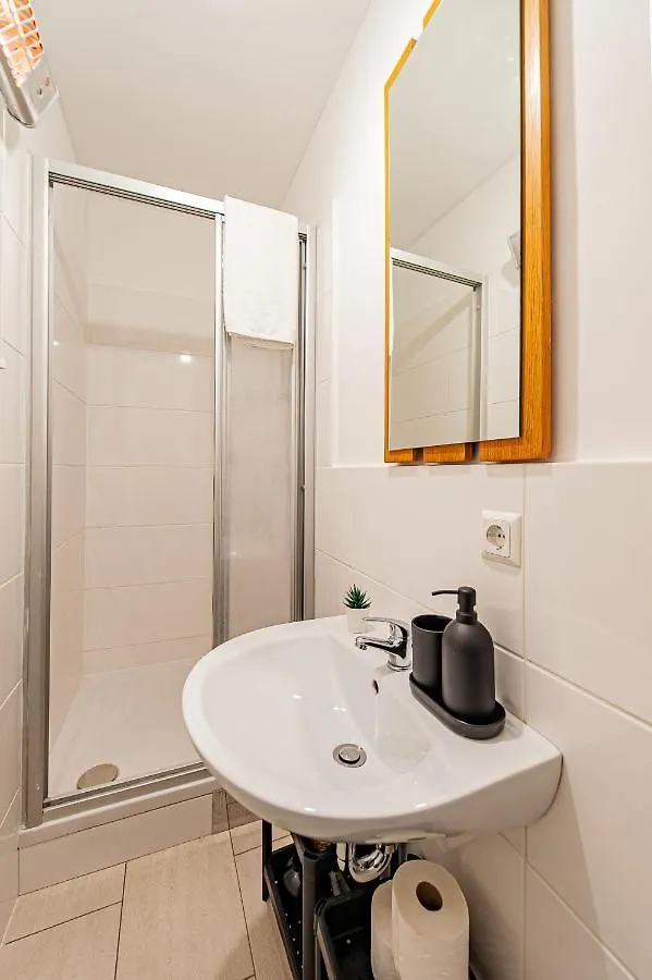 Homestay My City Apartment- Vienna Jungle Room Austria