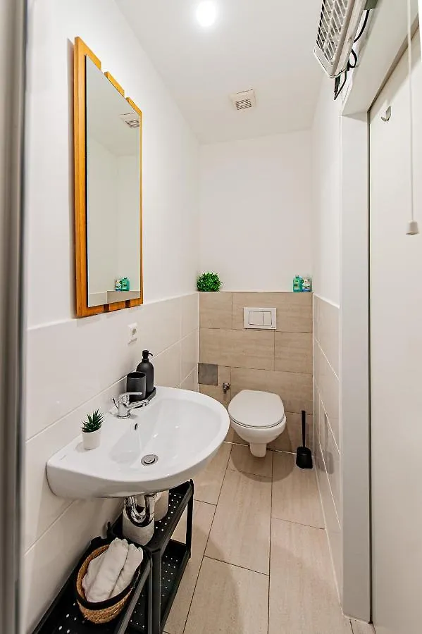 My City Apartment- Vienna Jungle Room Homestay